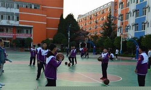 1米8摸不到篮球框下沿-摸到篮球框差不多多高