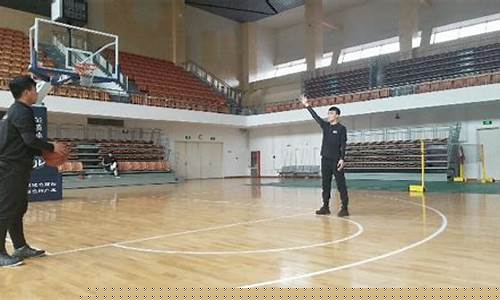 自由篮球怎么请求空接-自由篮球接球黑地板