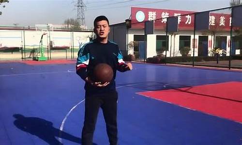 篮球初学者怎么握篮球-篮球的握球两种方法