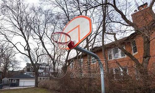 打篮球把篮筐扣碎-在室外篮球场把篮筐扣坏了